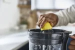 ⁦محضر طعام كينود 800وات+كبة2.1لتر+خلاط1.2لتر+1ديسك للبشر والتقطيع+مضرب بيض وخفق+مطحنة سلفرFDM301SS⁩ - الصورة ⁦6⁩